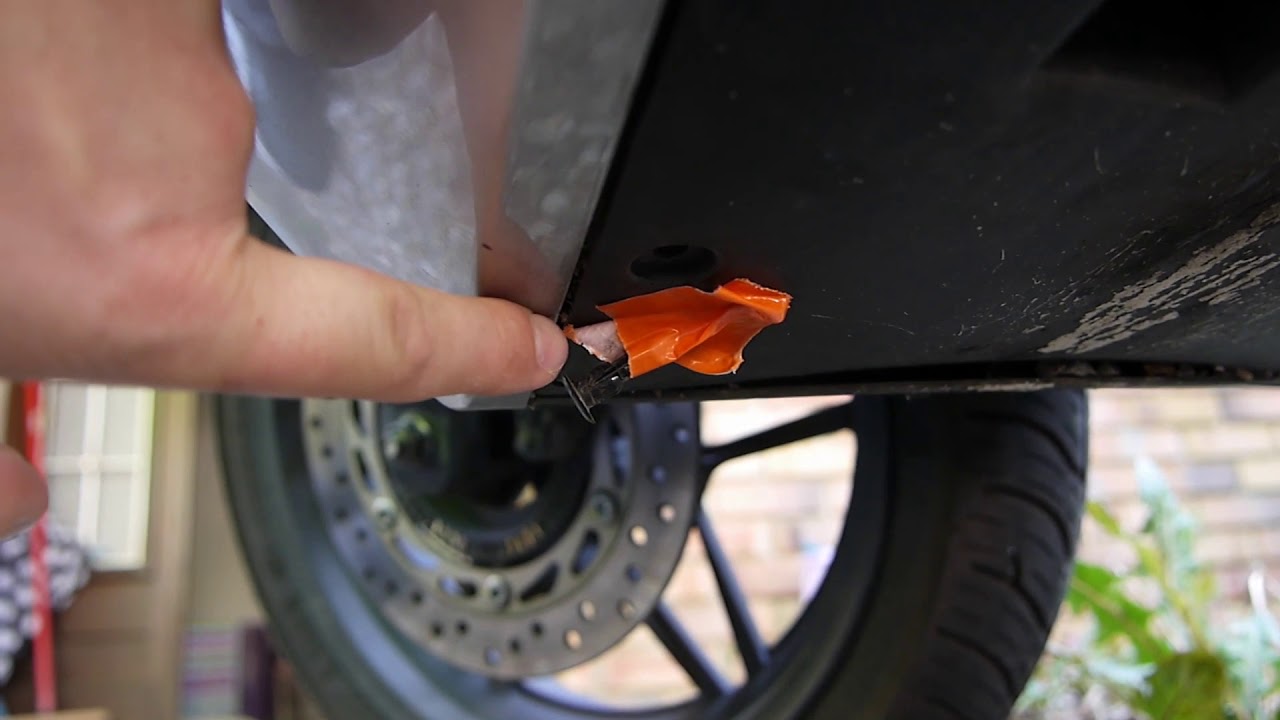 Scooter #29 Tuto #4 How to change the Spark Plug of the Honda Forza 125