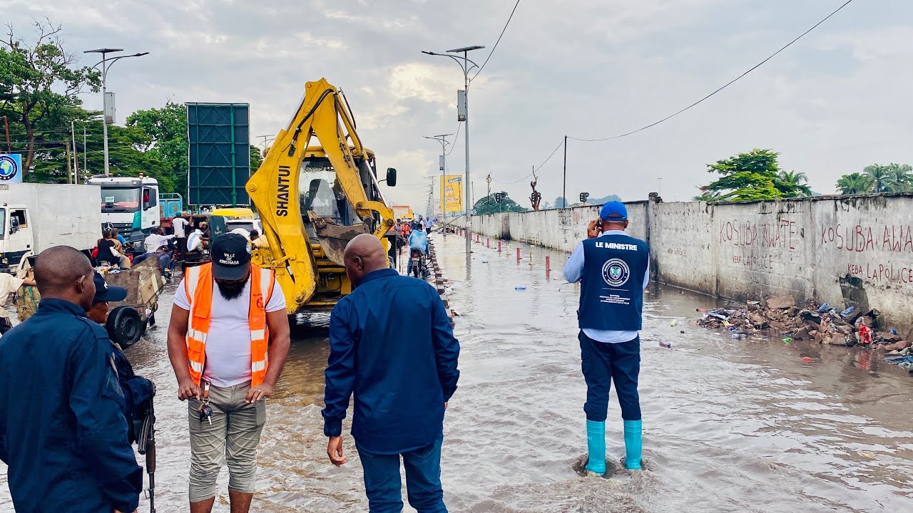 INNONDATION À KINSHASA : LÉON MULUMBA LANCE DES TRAVAUX D’ASSAINISSEMENT ET LE CURAGE DES CANIVEAUX 