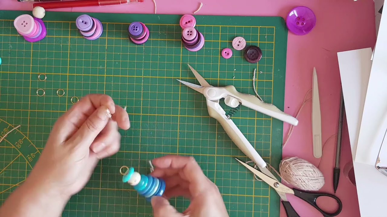 TUTO PORTE CLE PETITES DAMES BOUTONS FACILE POUR LES ENFANTS #action