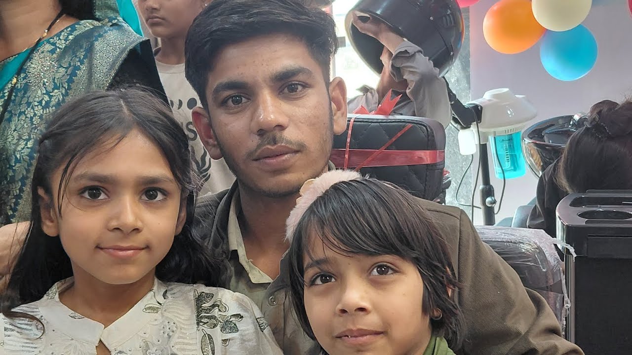 आज मौसी की ब्यूटी parlor की ग्रांड ओपनिंग आप देखिये |