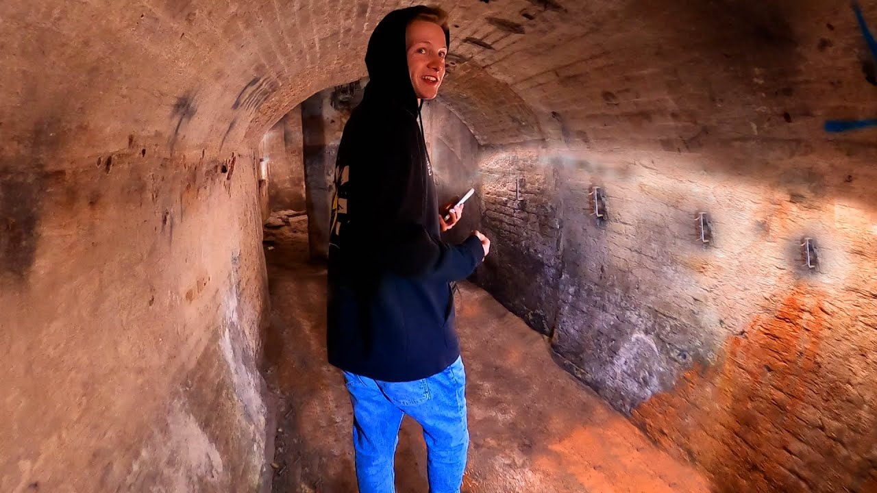 Verlassene Tunnel Panzertüren unterirdische Hallen Lost Places TipTapTube UNCUT
