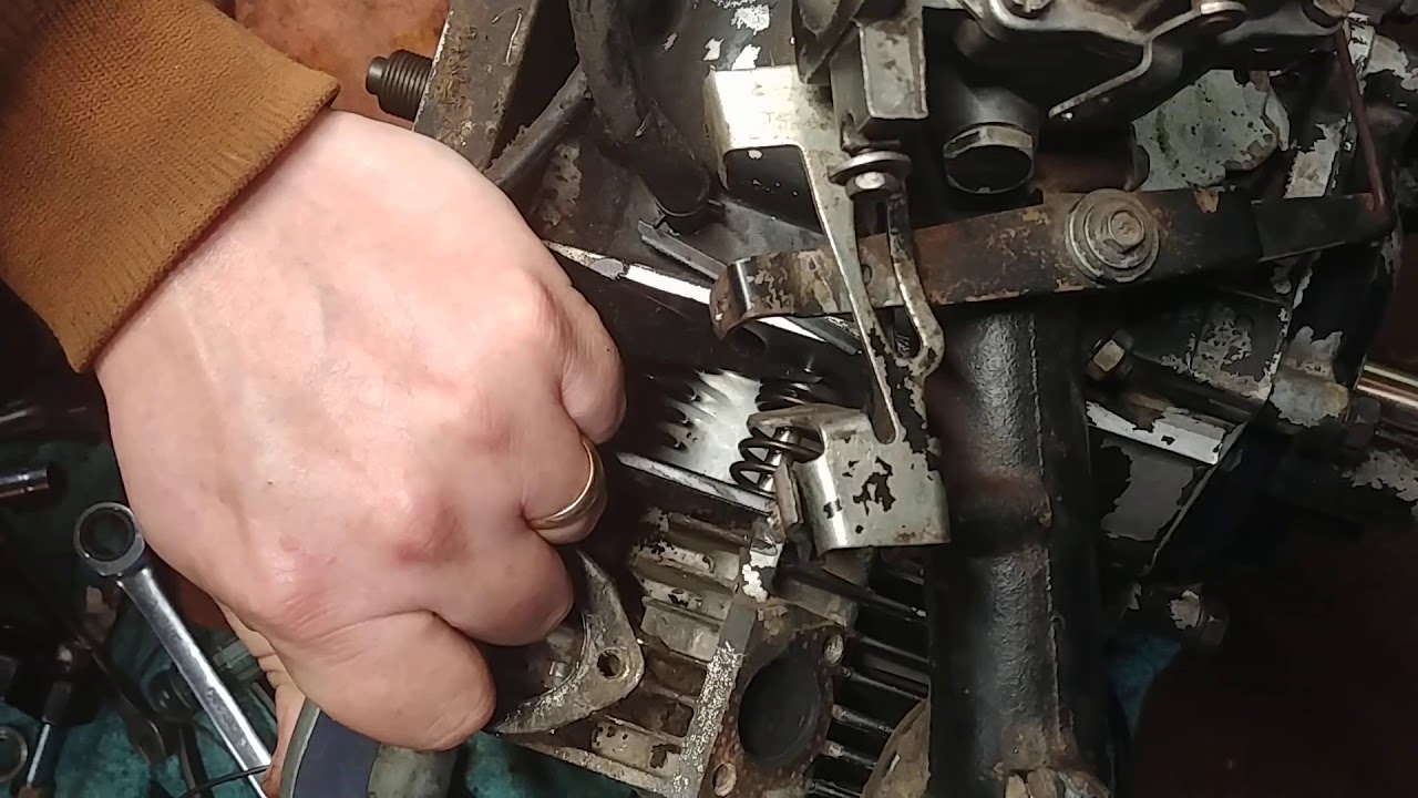 Tip/ Trick for exhaust valve spring keepers on Briggs and Stratton engines