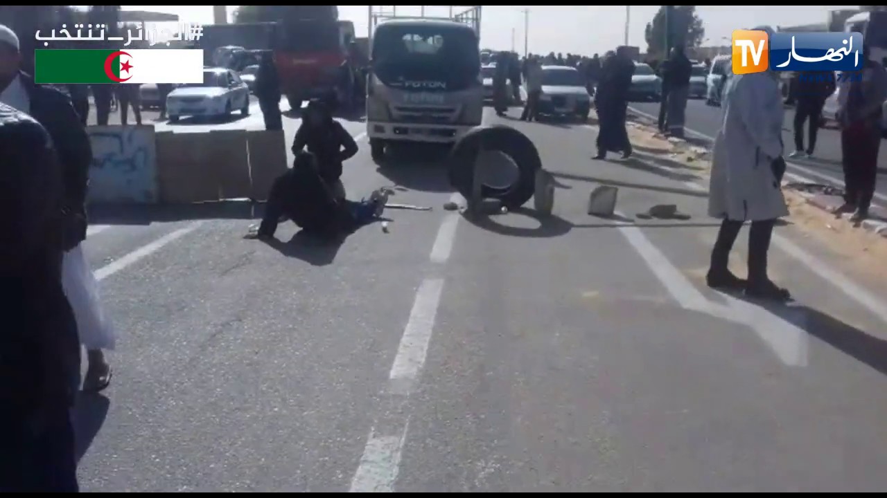سكان دائرة الحجيرة يخرجون إلى الطريق بين ورقلة و تقرت إحتجاجا على قرار ضمّهم إلى ولاية تقرت