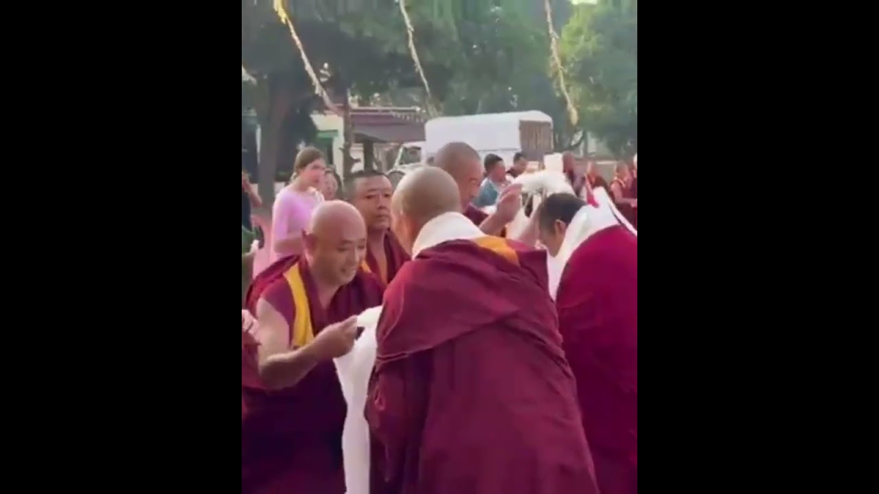 འབྲས་སྤུངས་བླ་སྤྱིའི་འདུས་མང་ནས་སྐུ་ངོ་རྣམ་པ་གཉིས་ལ་བདེན་པའི་རྒྱབ་སྐྱོར་གནང་པ། 