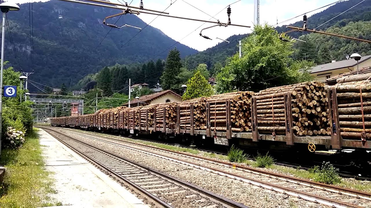 Re 620 033-1 SBB CARGO CON CARRI TRASPORTO LEGNAME TRANSITA A VARZO (VB) 27 - 6 - 2015.