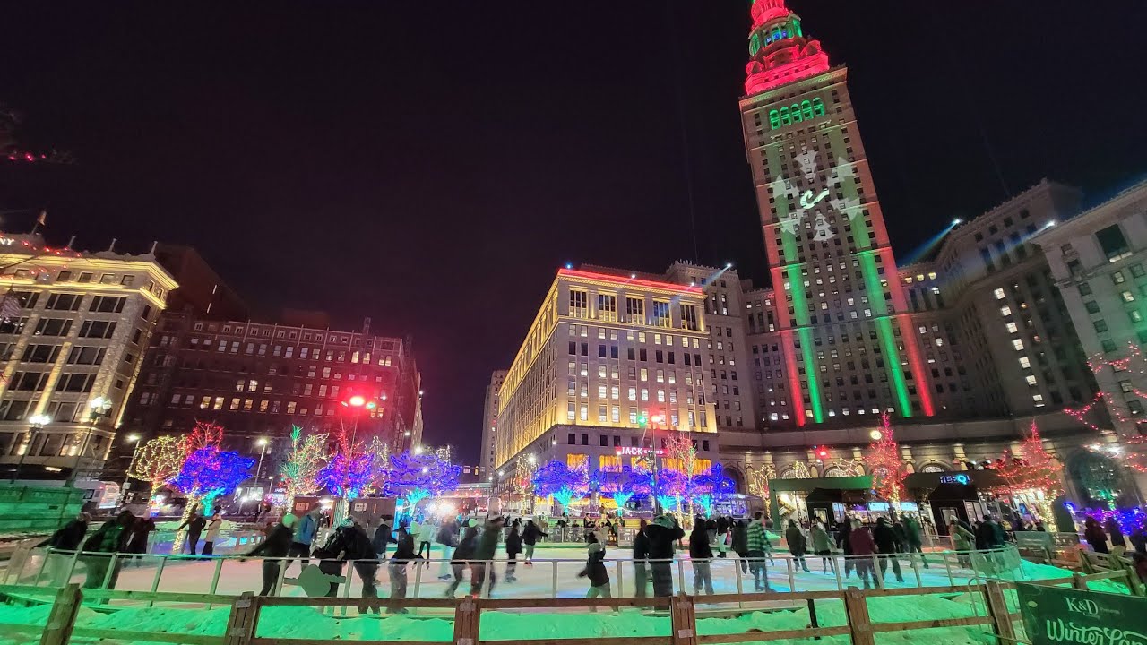 Christmas Lights in Cleveland's Public Square - Ice Skating, Tree, Night, and Day Time (4k) 🎅🎄