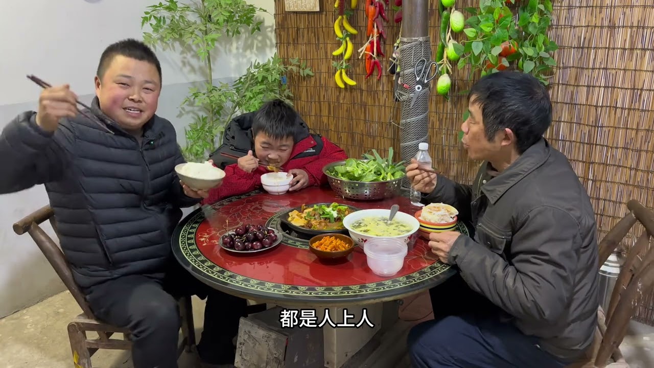 小西娃期末考试得奖状，爸爸买车厘子牛蹄子奖励，一家人吃的真香 #回老家才有的人间美味 #乡村美食 #农村美食记录生活 #农村厨房柴火灶台 #农村生活