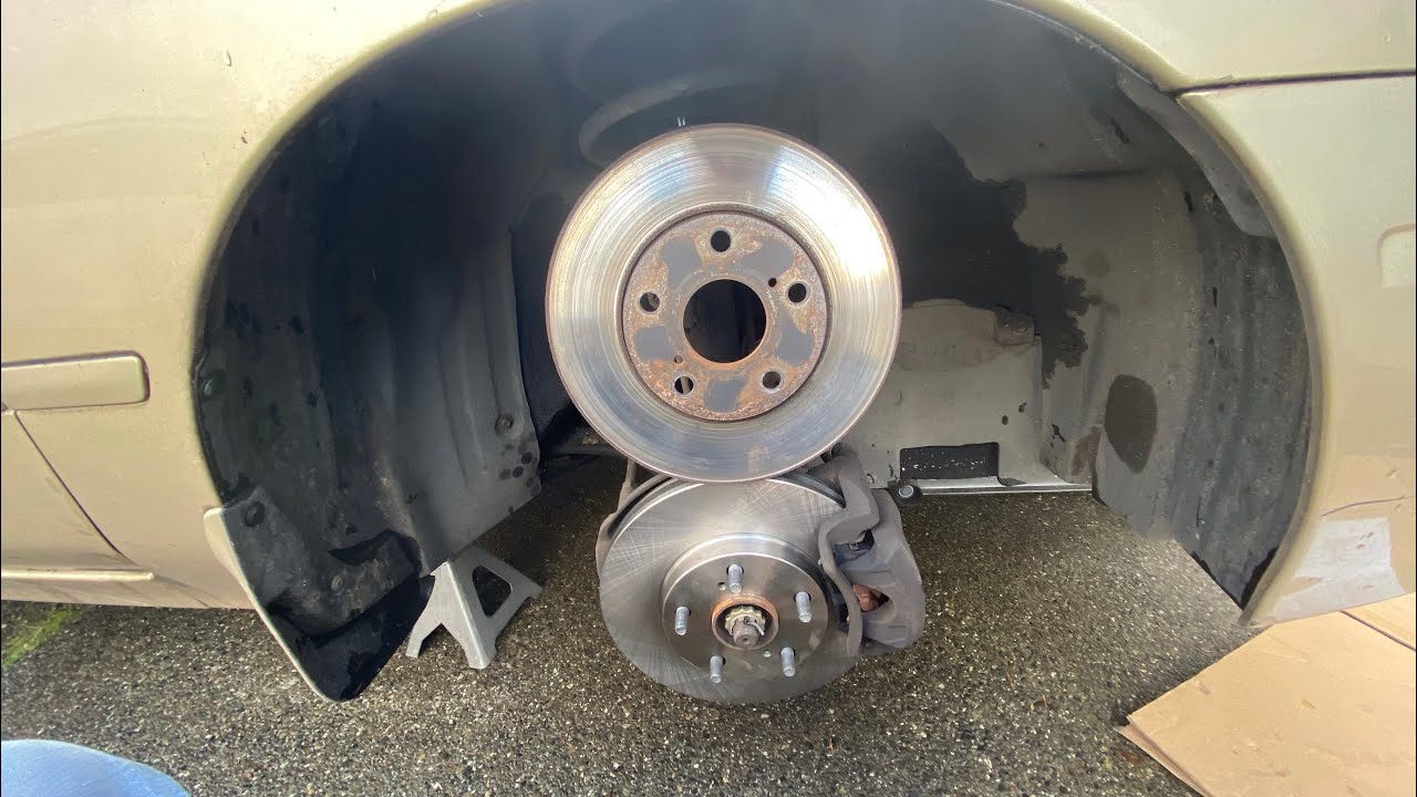 Замена передних тормозных колодок и ротора Toyota Solara 2000-2003 гг.