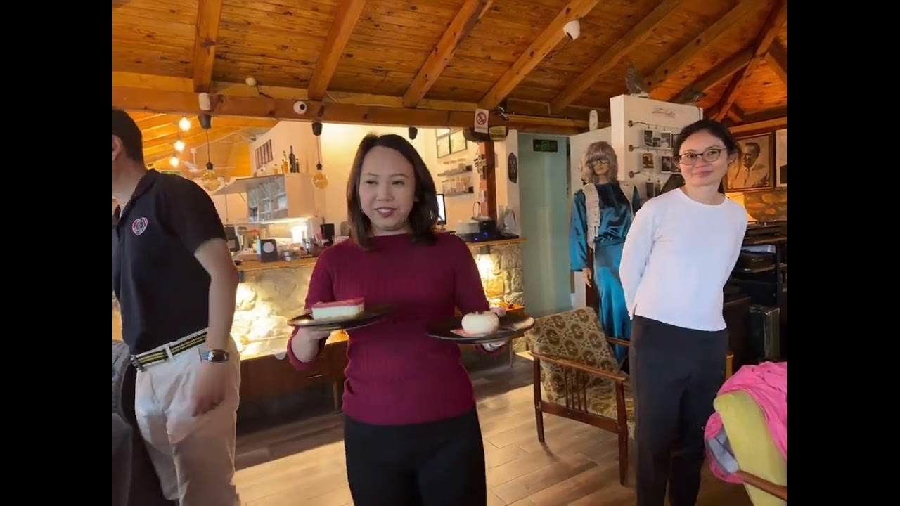 Unique Resort & Spa 🧖 Old Town of Ohrid in North Macedonia 🇲🇰 今天是星期天，又是下着小雨🌧️1️⃣群狗儿🐶1️⃣路相伴跟着我们游山玩水🤔