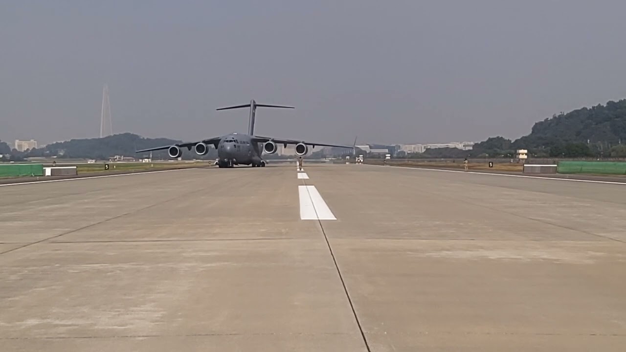 USAF C-17A reverse taxiing with own power before demo flight at Seoul ADEX 2021