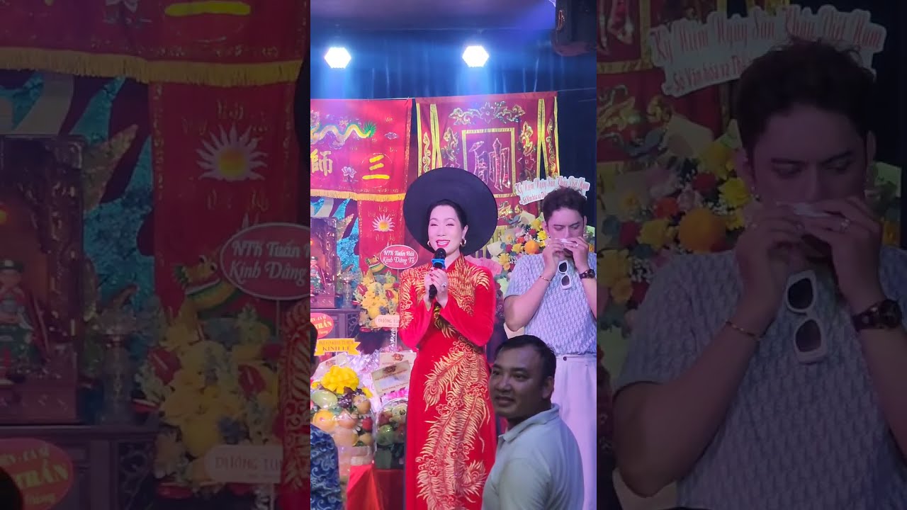 Kha Ly, Mai Trần, Nhật Cường, Cát Tường, Quyền Linh đến sân khấu Trịnh Kim Chi cúng tổ nghề