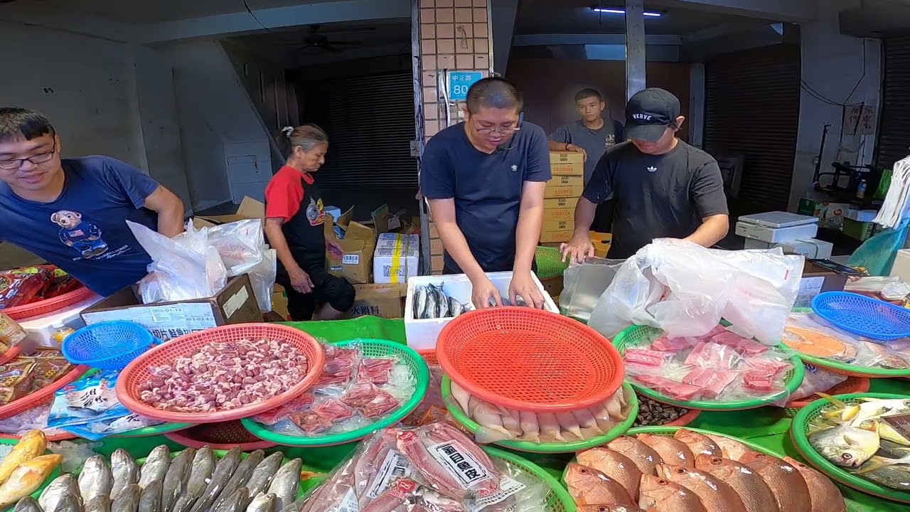 阿翰一回來就要大家都認識他 秋刀魚一隻給我喊1元 士官長看到會氣死 麻豆第五市場中正路80 10號 士官長海鮮叫賣 海鮮叫賣 海鮮拍賣 叫賣哥 seafood auction