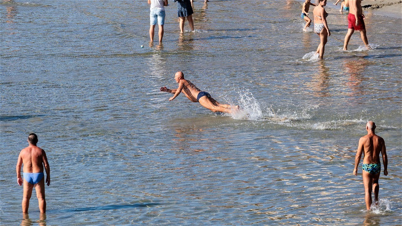 Plaža Bačvice podsjeća na ljeto iako je kraj listopada