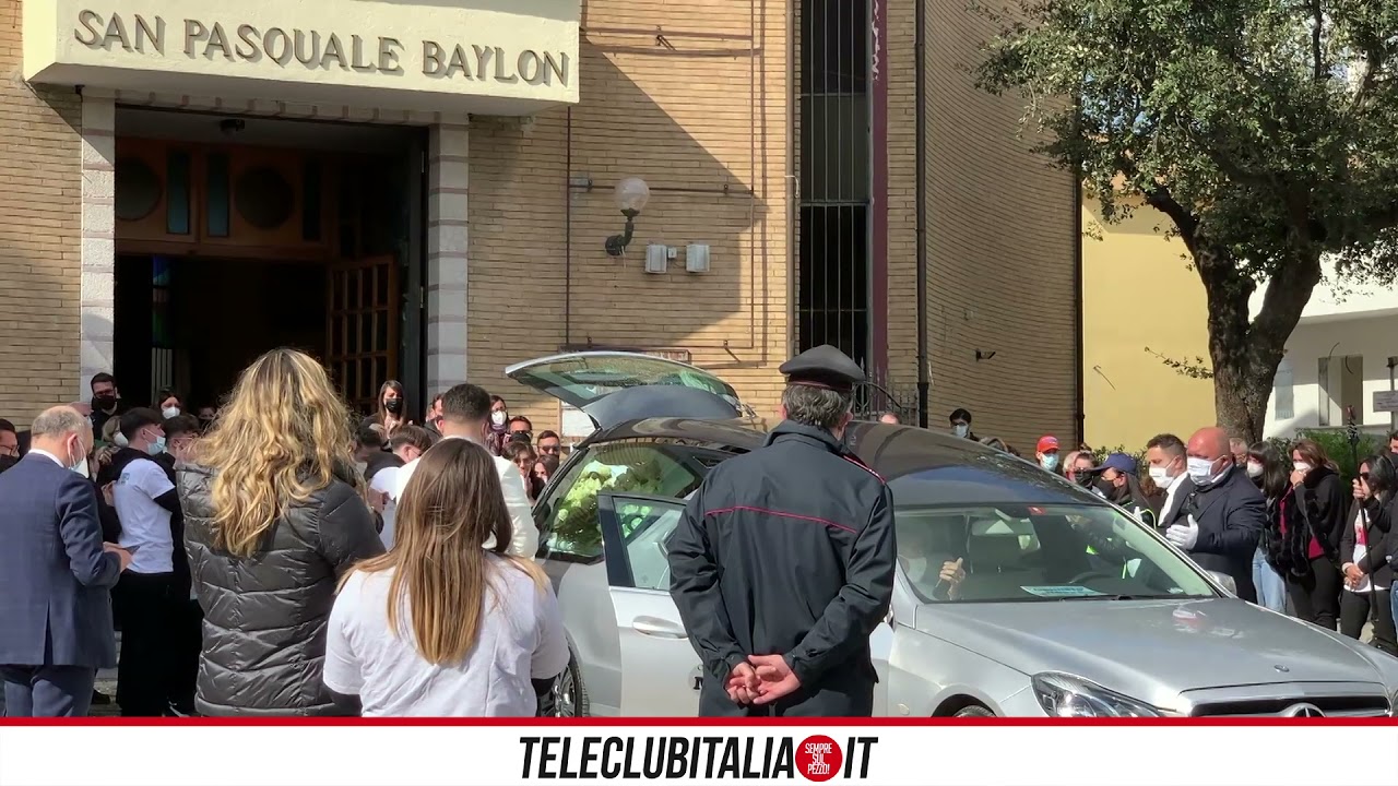 Qualiano-Villaricca. Folla per l'ultimo saluto a Gennaro Nappa, 16enne morto in un'incidente