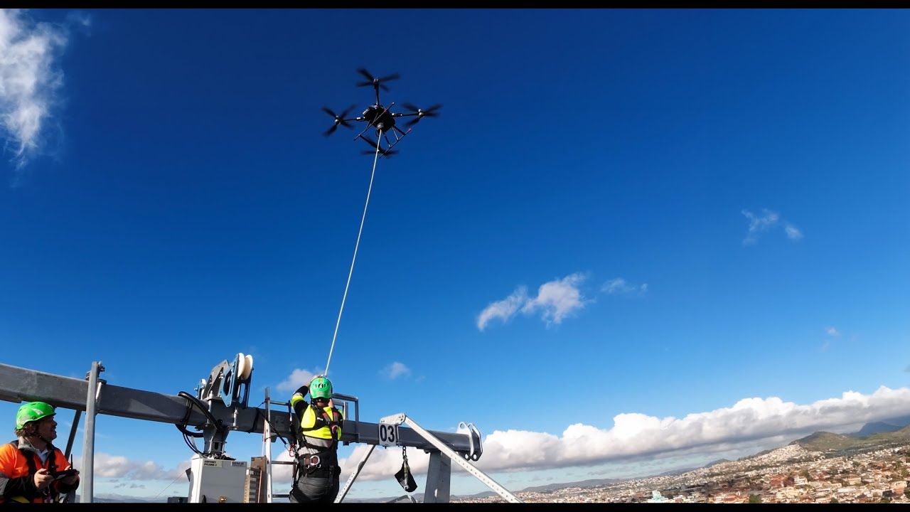 Déroulage cordeline par drone - Montage d'une télécabine Madagascar