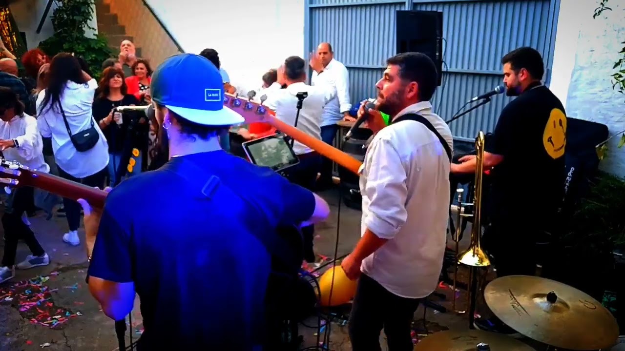 Al son de Lola en directo ( versión de Locura de El Bicho)