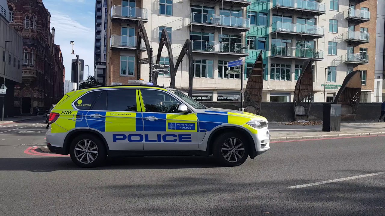 Met police so19 responding with bullhorn