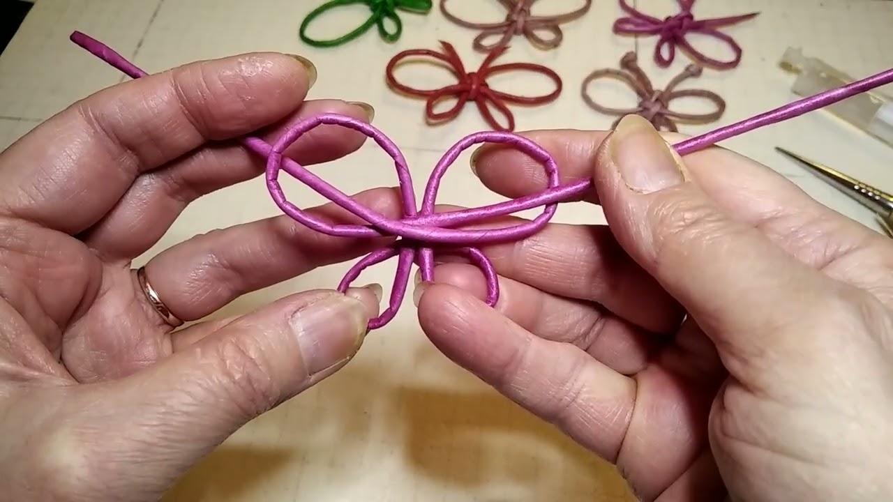 Простая бабочка из бумажной лозы