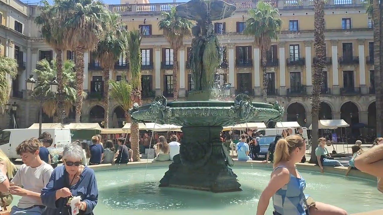 Fuente de las tres Gracias en la Plaza Real de Barcelona