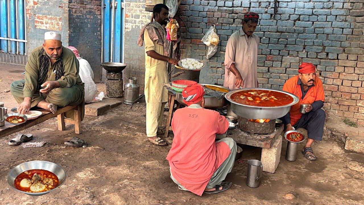 50 Rs /- 😱 LAHORI Desi Breakfast | LATEEF Siri Paya | Chiken CHICKPEAS | PAKISTAN Street Food LAHORE