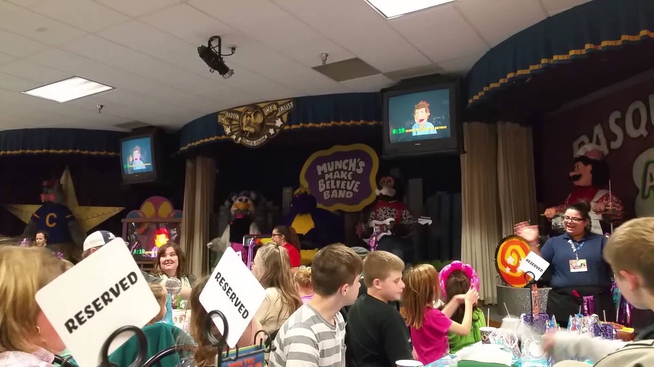 Chuck e cheese birthday party scene