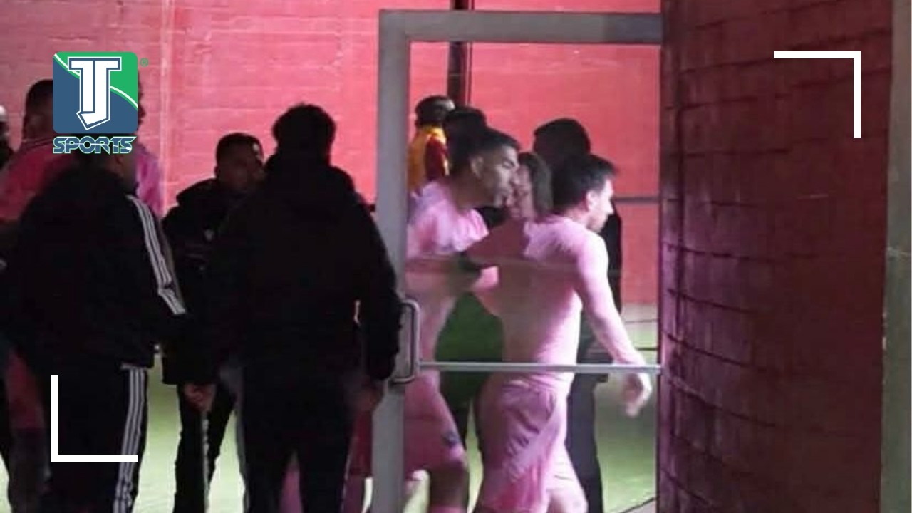 Luis Suárez trata de contener la furia de Lionel Messi tras la goleada del LAFC al Inter de Miami