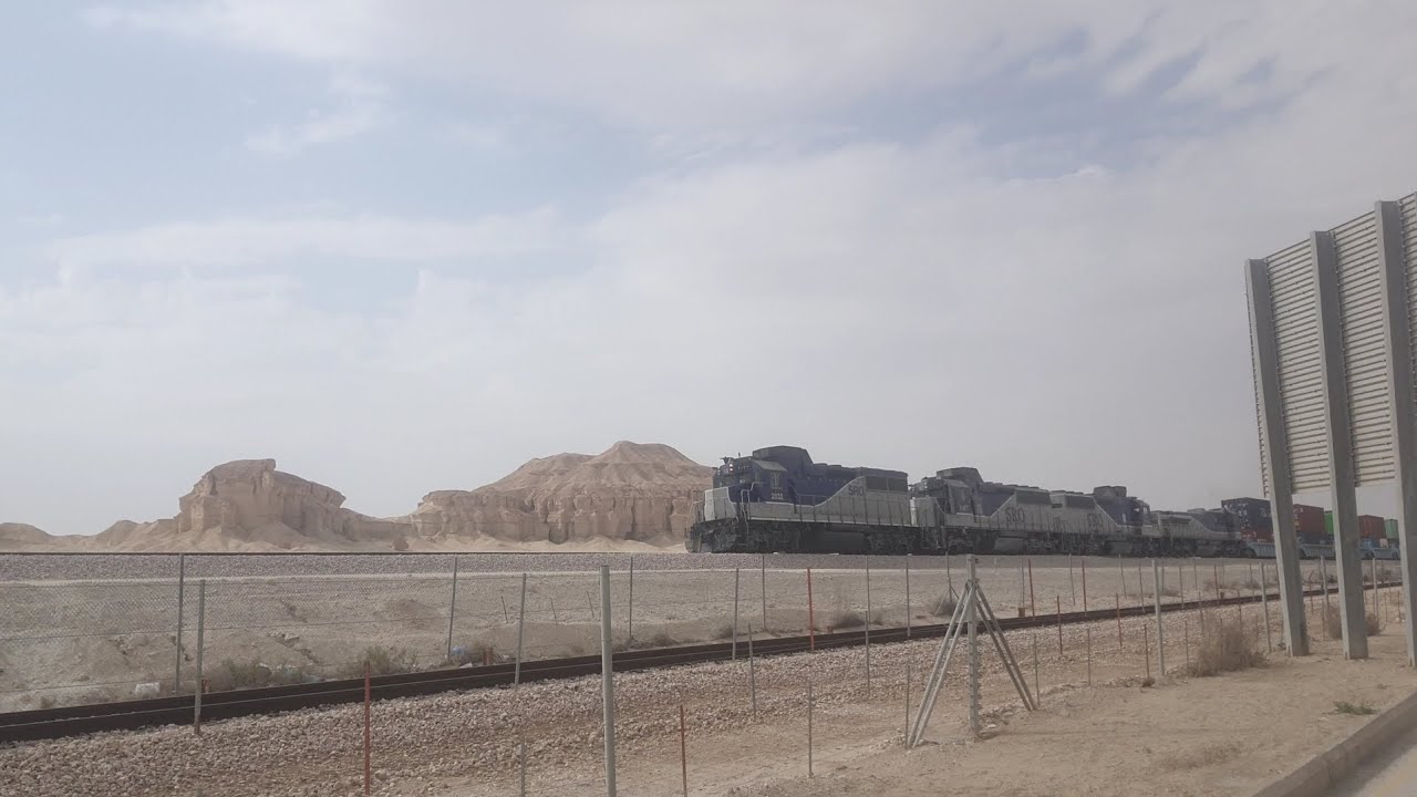 قطار بضائع رايح إلى الرياض مع ٤ قاطرات 