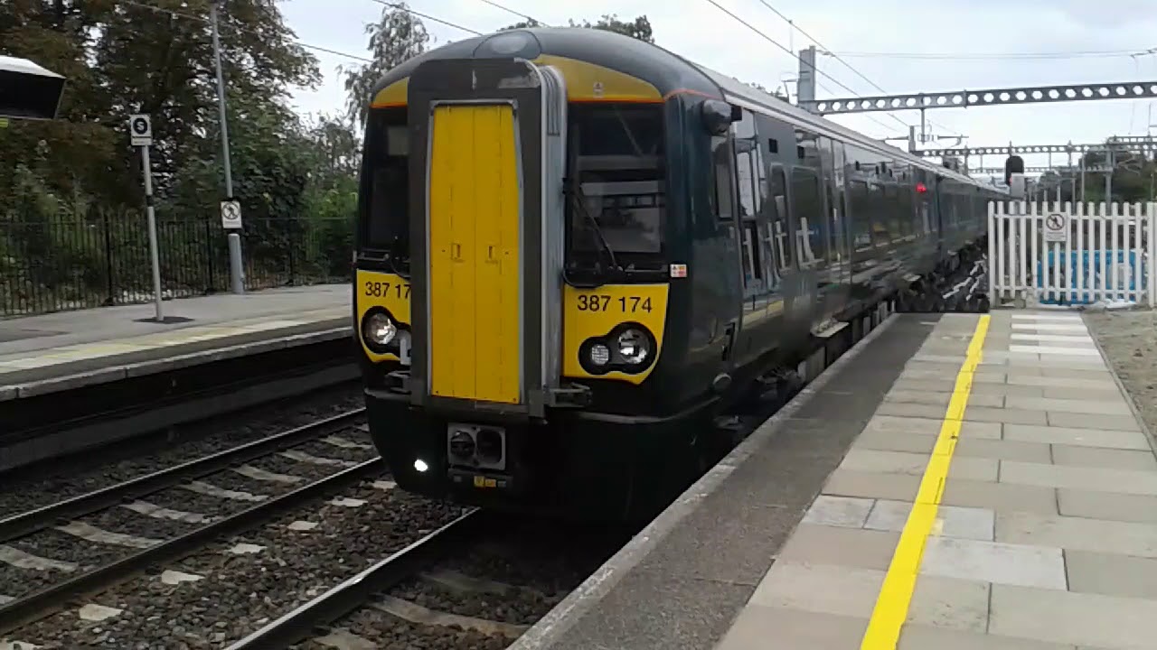 Trains at: Tilehurst, GWML, 11/08/18