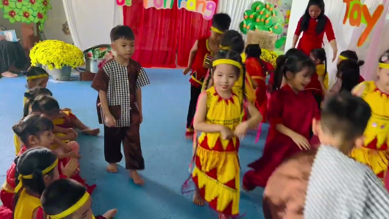 Vận động minh hoạ bài hát: “ Bé đón tết sang”