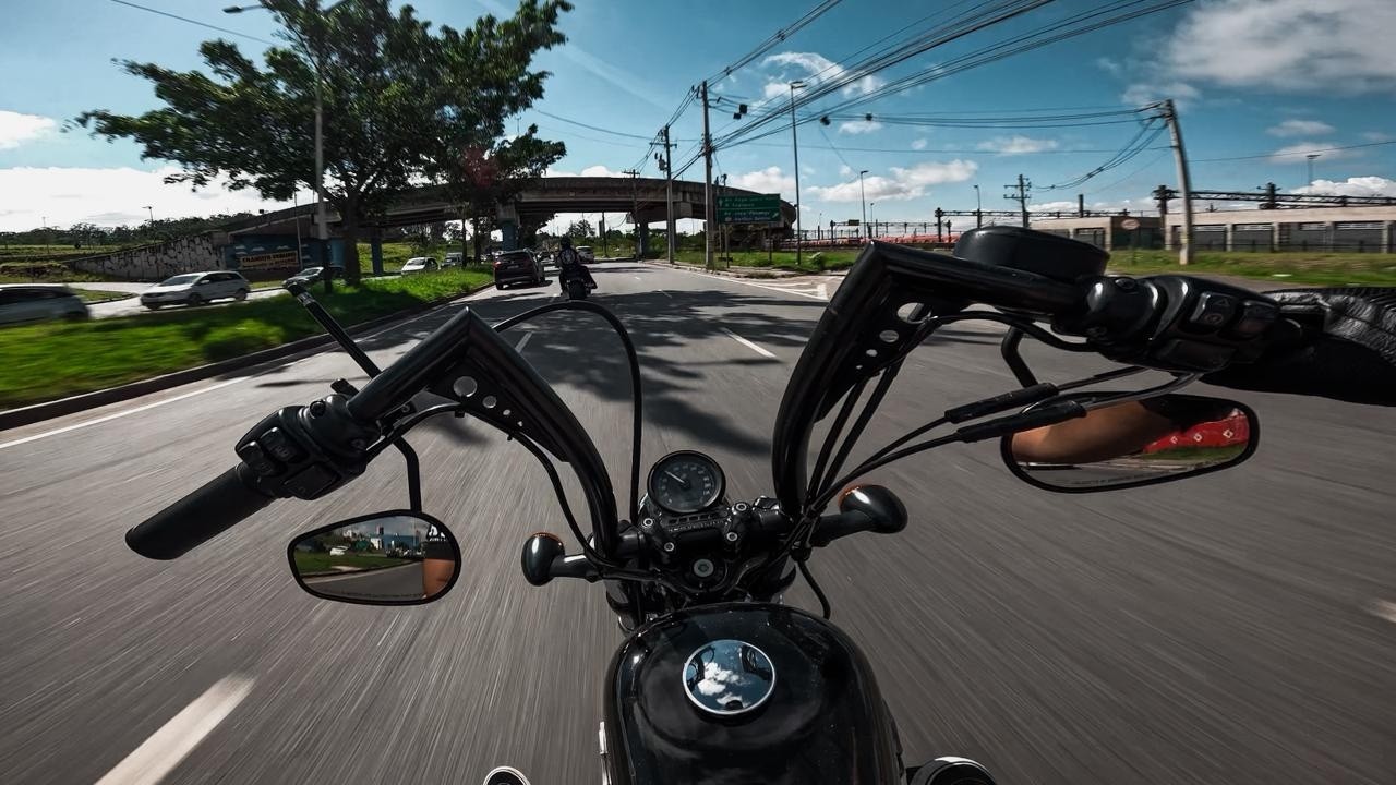 Como uma Forty Eight se comporta no trânsito? Harley-Davidson 4K 60FPS
