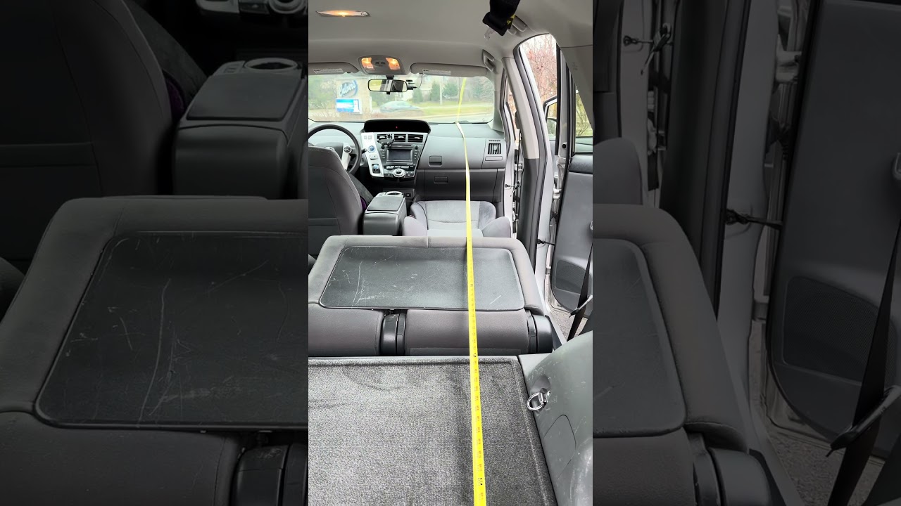 Toyota Prius V.￼ Насколько вместительный ￼ салон и багажник? 