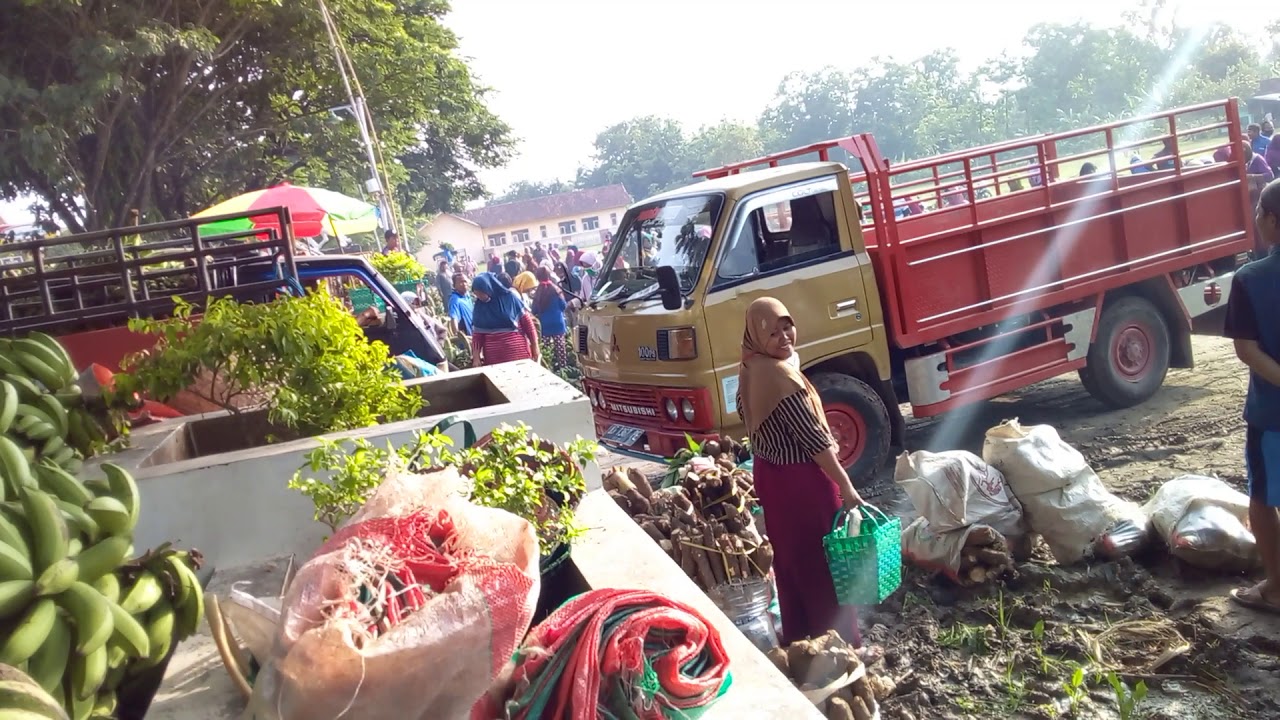 suasana pasar pisang di juwangi boyolali