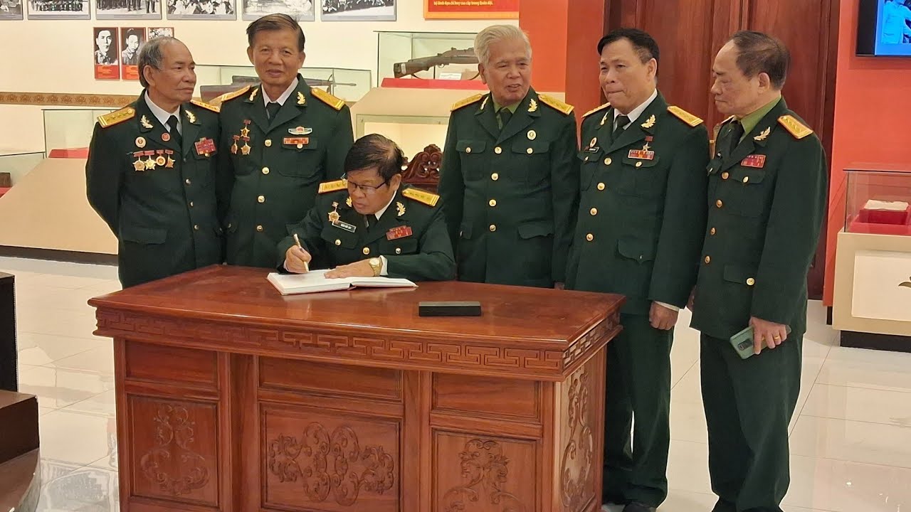 BCH Hội TTCSTCQTTPHN thăm tặng sách HVCT 11/1/2026