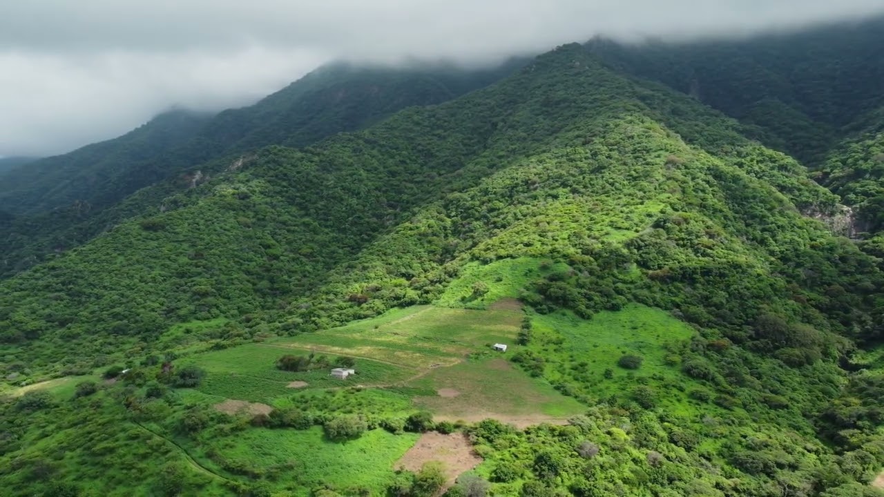 Lush Green Mountains & Cloud-Kissed Peaks | Nature&rsquo;s Paradise 🌿☀️