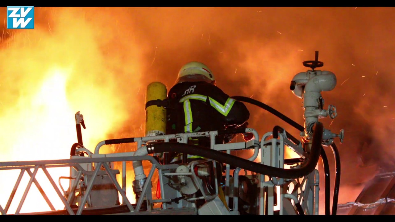 Großbrand zerstört zwei Wohngebäude in Waiblingen-Hegnach (05.02.2019)