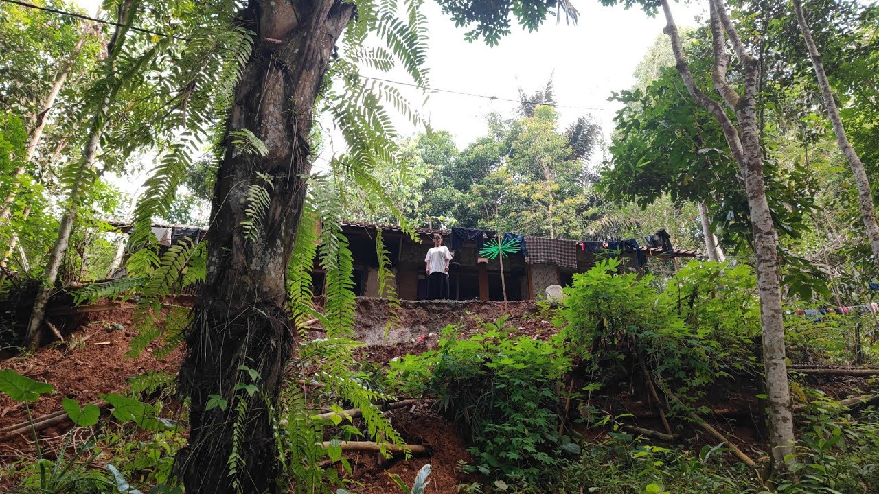 Tangguh.. Kisah Pasangan Muda Mudi Memilih Tinggal Di Rumah Tengah Hutan Angker Lereng Bukit