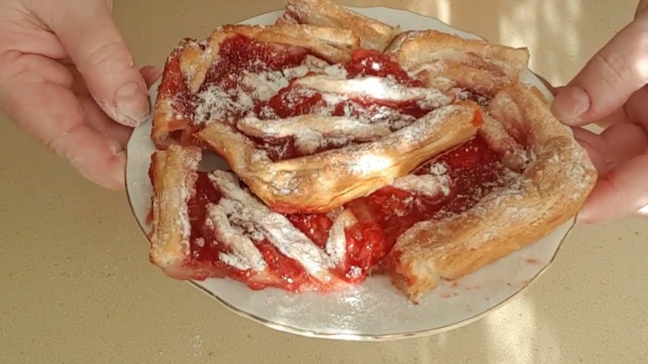 Постный стол. Голубцы,суп с грибами, рулет,картошка и открытый пирог с клубникой. Постное с маслом.