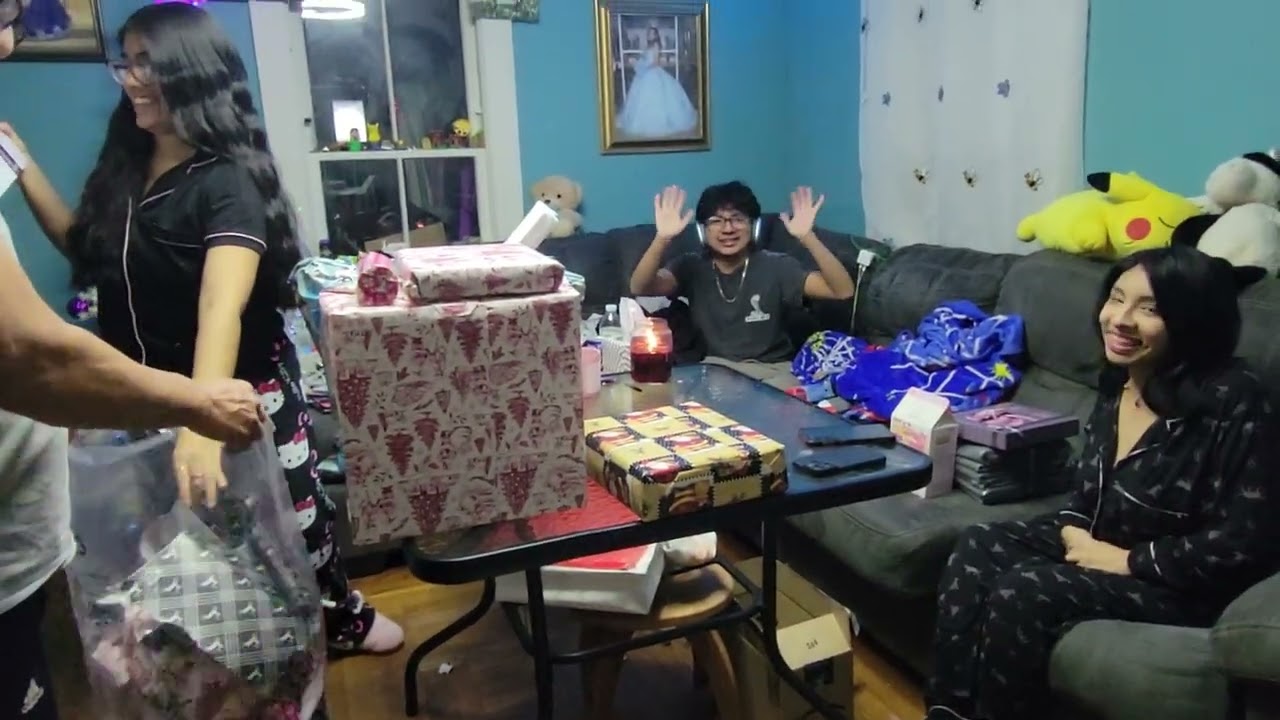 12/24/25  Christmas 2025,mis hij@s habriendo los regalos 