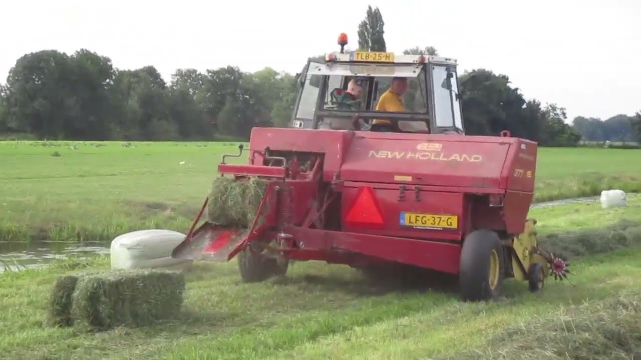 International 433 aan het Hooi persen