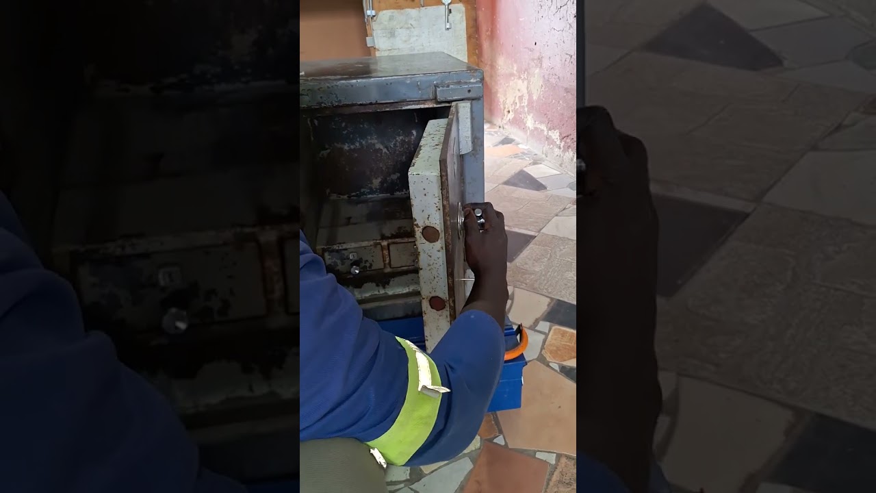 How do safe lock works