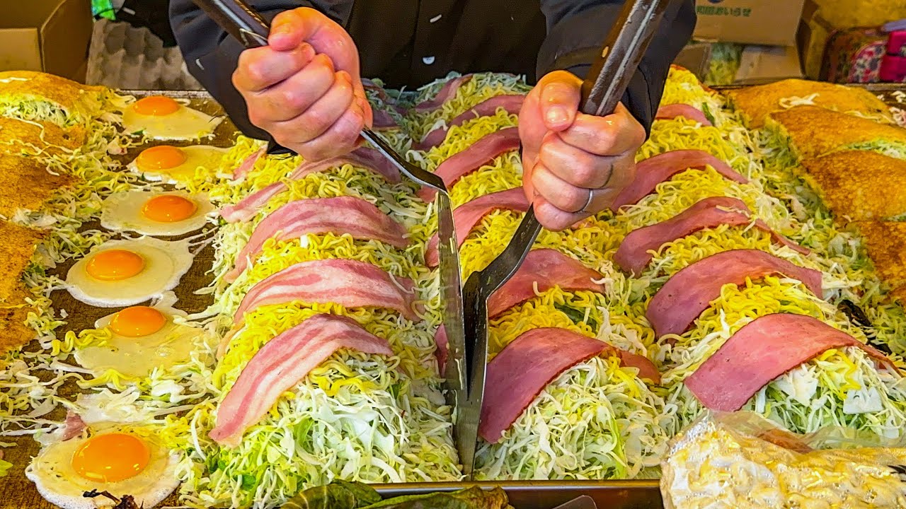 japanese street food - hiroshima style okonomiyaki  広島焼き