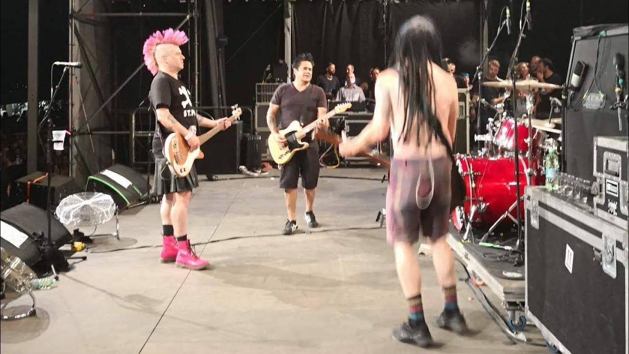 NOFX - 72 Hookers live in Milan (Side Stage Prospective)