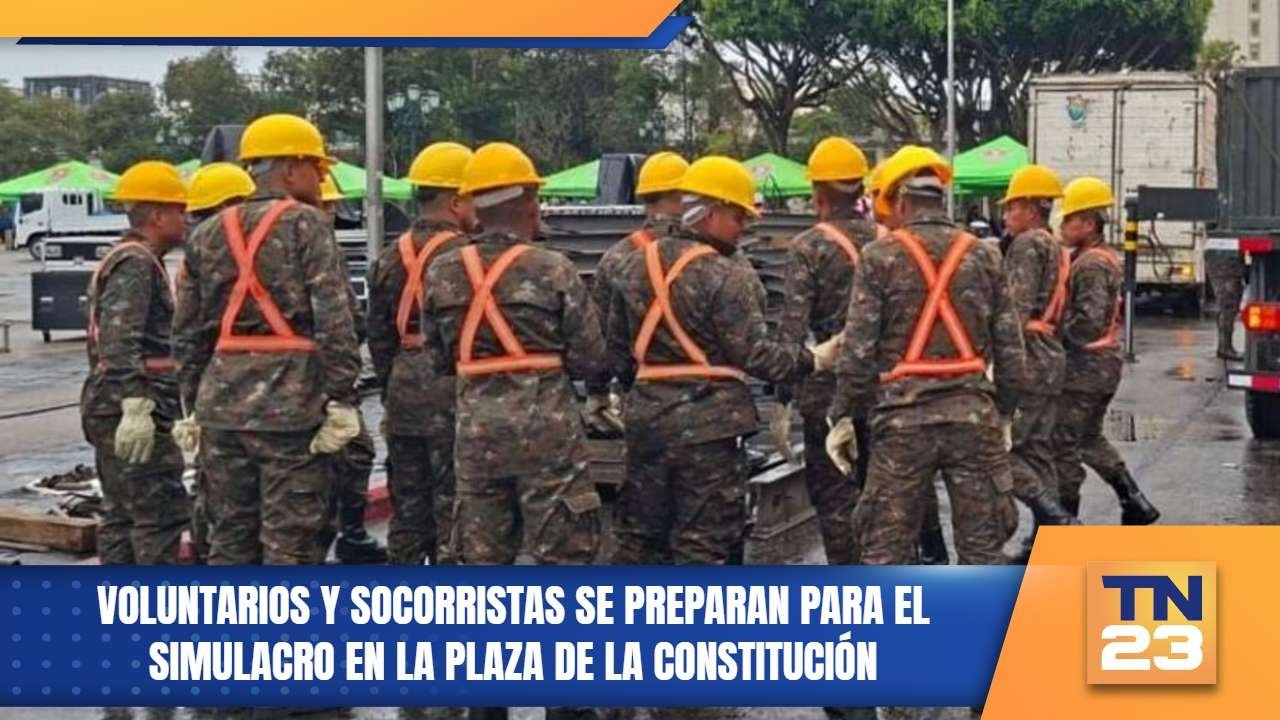 Voluntarios y socorristas se preparan para el simulacro en la Plaza de la Constitución