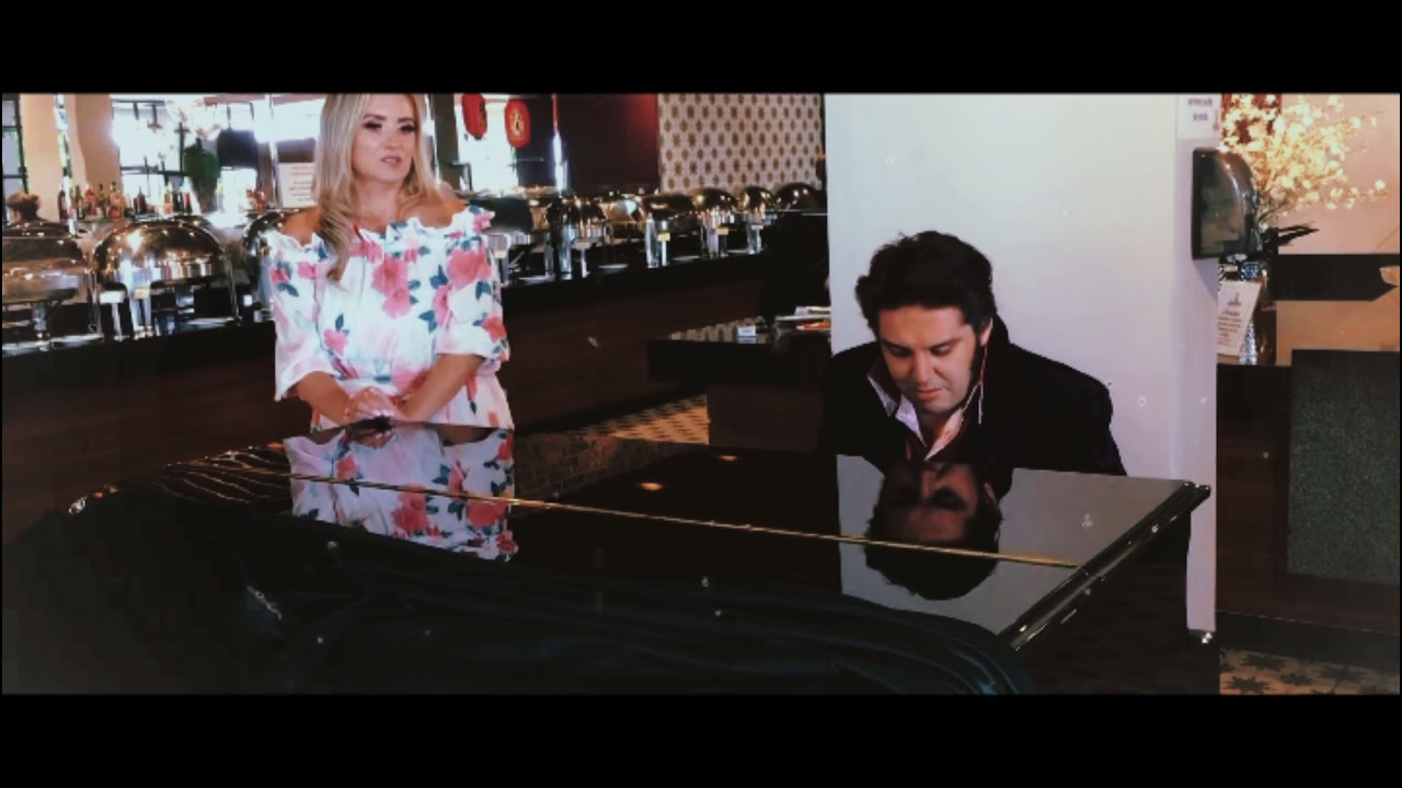 Bruno Scandalli cantando Elvis para sua esposa.
