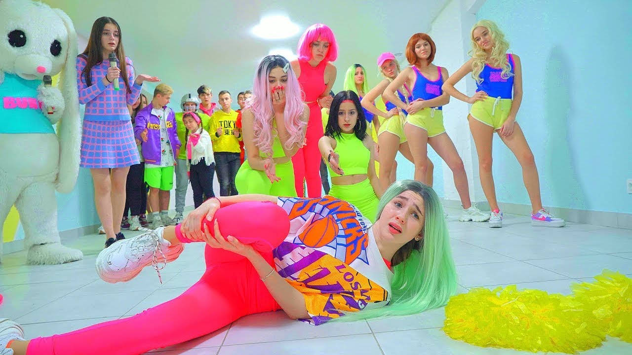 مسابقة ملكة الجمال بين المصفقين! سيدة ديانا سقطت ؟!