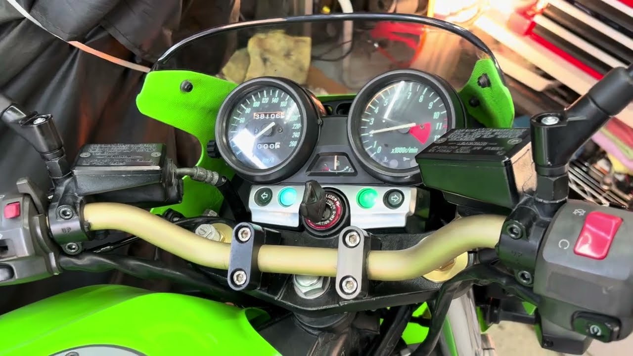 ZRX1200R 冷間からの始動動画です。