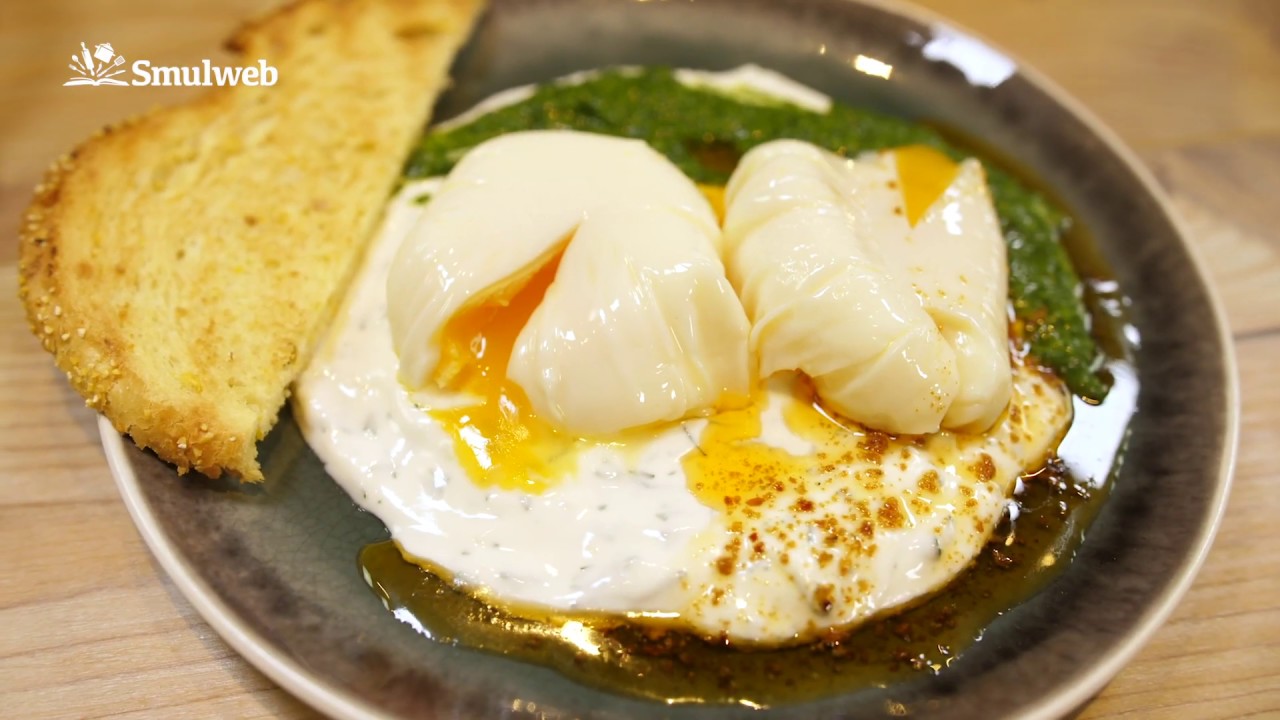 Gepocheerde eieren met kruidenyoghurt, chimichurri en chiliboter