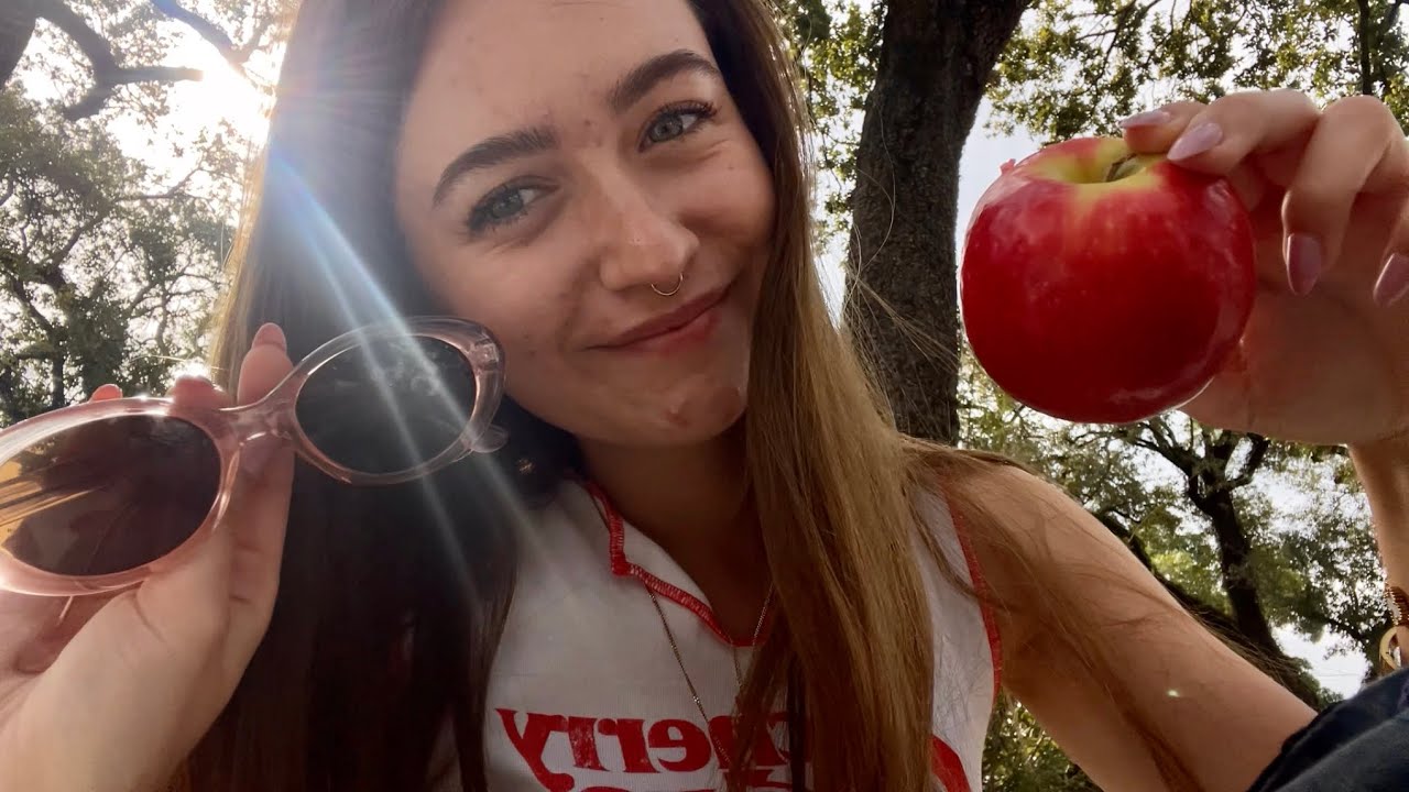 Lofi ASMR at the park 🌲🌺 What’s in my bag?