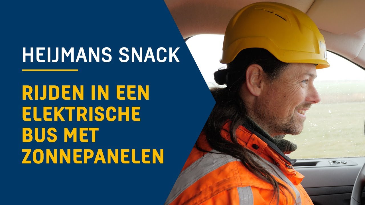 Elektromonteur David voert zijn werkzaamheden op Schiphol uit in een elektrische bus