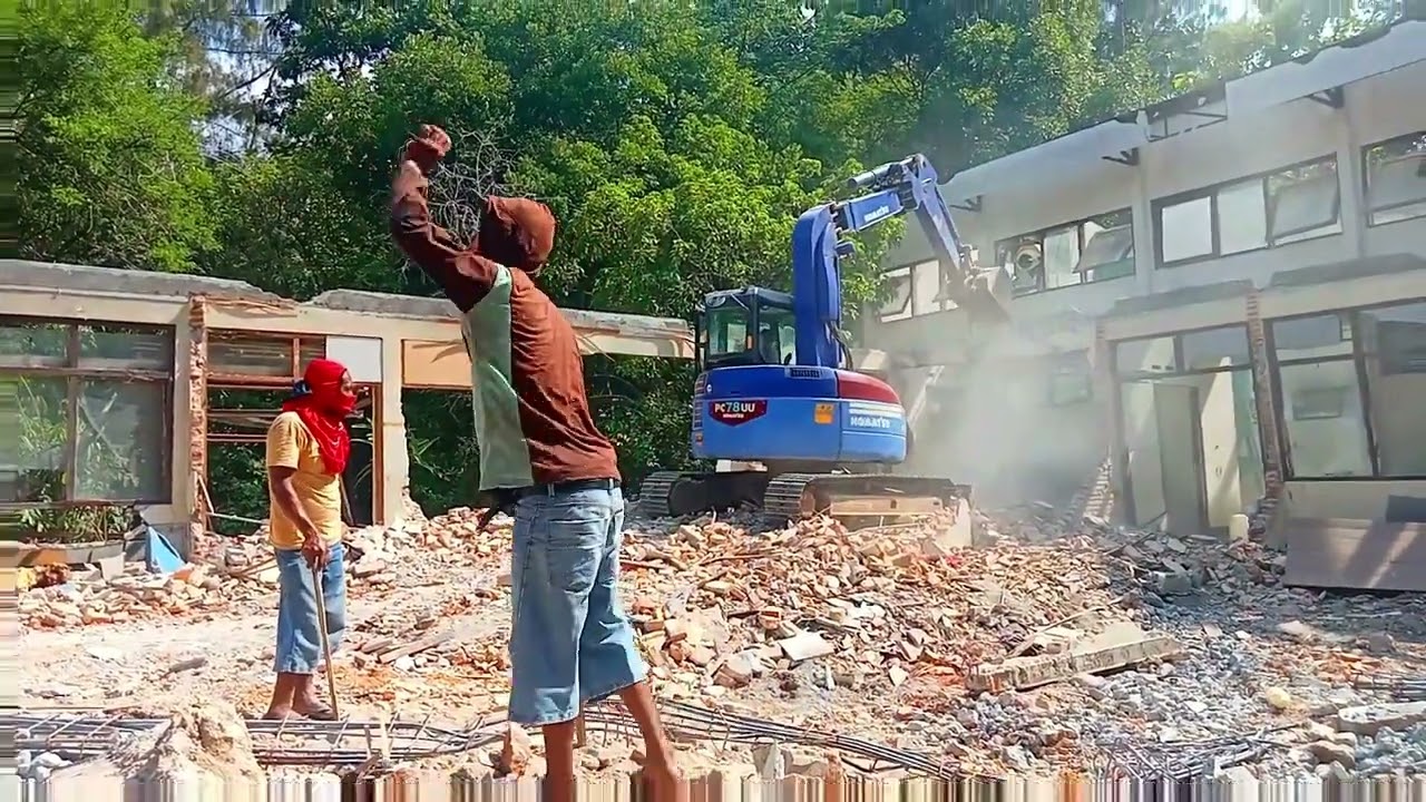 OPERATOR NGAMUK! Excavator Merobohkan Bangunan Angker | Komatsu PC 78 UU